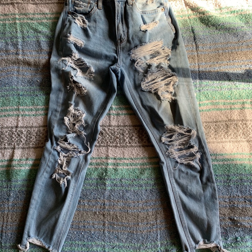 American Eagle ripped “Mom Jean”